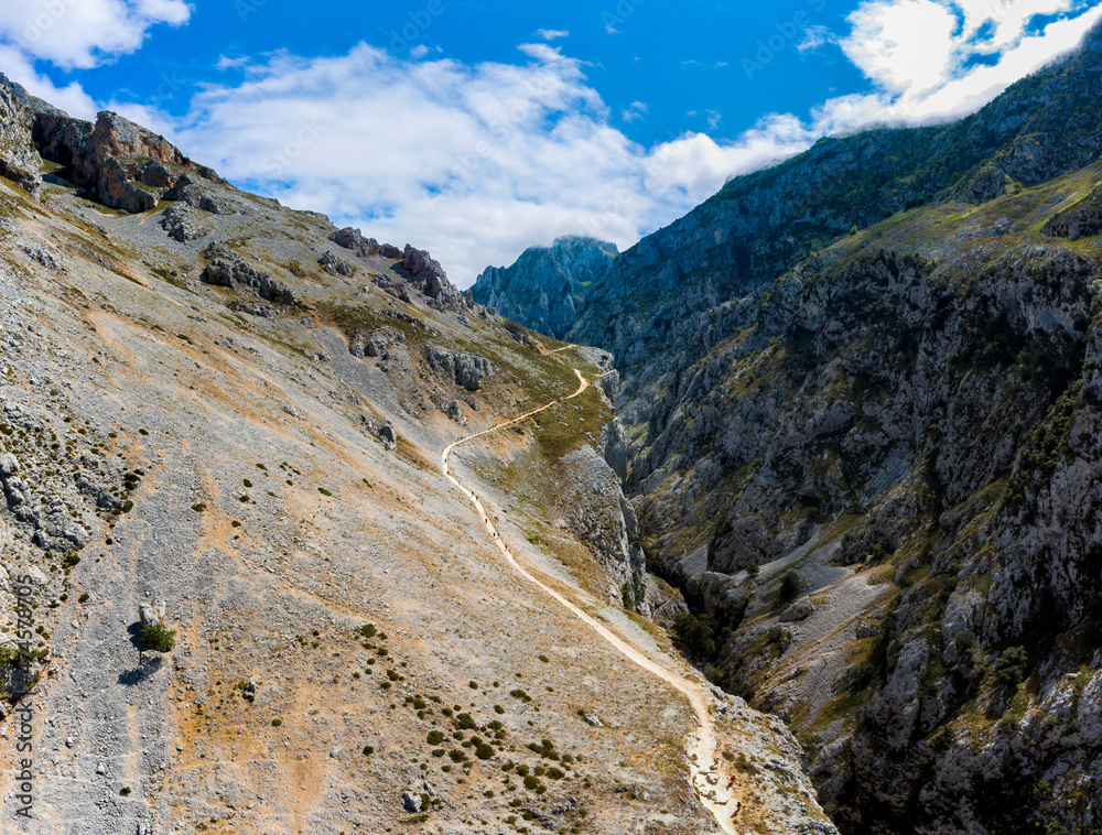 Ruta del Cares en los Picos de Europa (España), a vista de drone. 