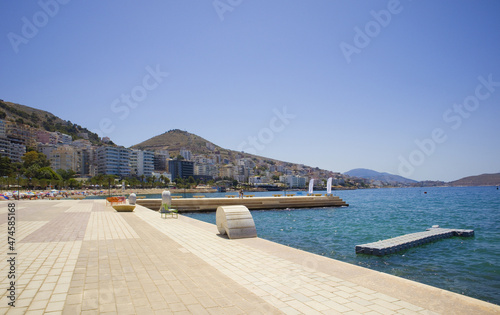 Photo City embankment with modern sculptures in a sunny summer day in Saranda, Albania