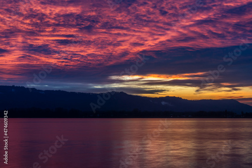 Sonnenuntergang mit kraftvollen roten Wolken am Himmel am schönen Bodensee 