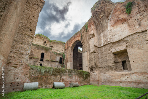 ruina de las termas romanas de Caracalla en Roma Italia	 photo