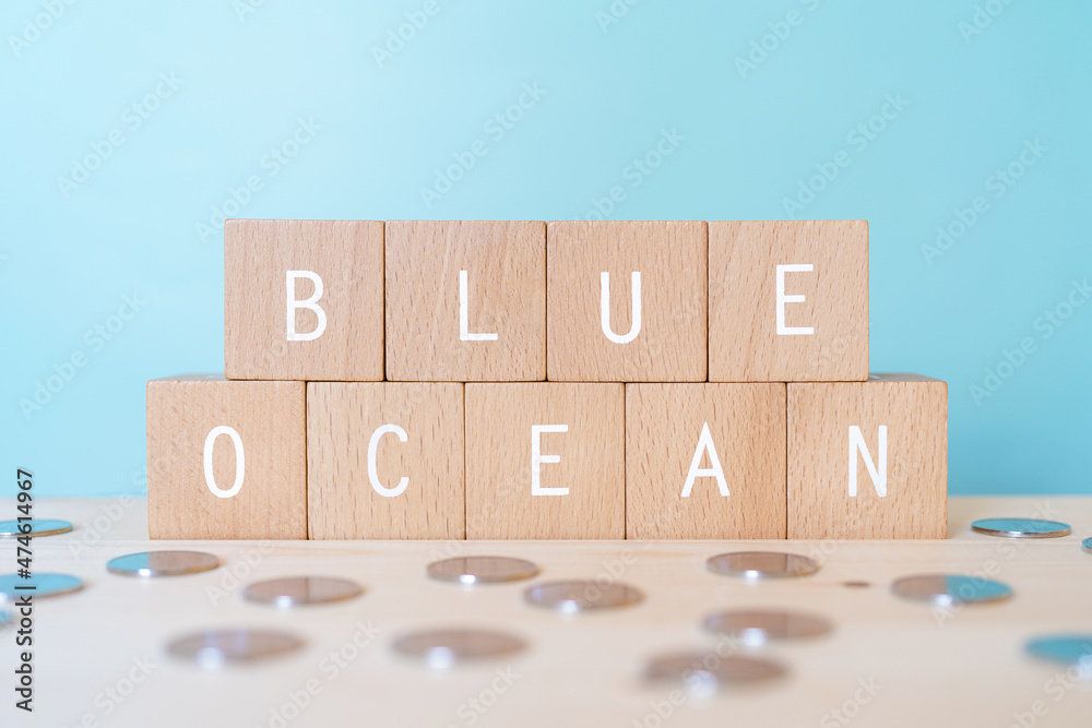 「BLUE OCEAN」と書かれた積み木とコイン - obrazy, fototapety, plakaty 