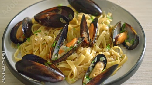 linguine spaghetti pasta vongole white wine sauce - Italian seafood pasta with clams and mussels photo