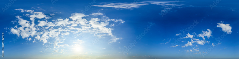  Nahtloses Panorama mit leicht bewölktem Himmel - 360-Grad-Ansicht mit schönen Wolken zur Verwendung Nahtloses Panorama mit blauem Abendhimmel 360-Grad-Ansicht mit schönen Wolken, untergehender Sonne