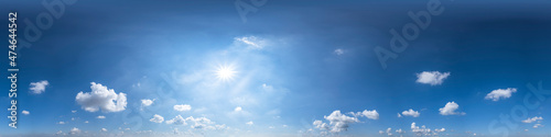 360 Grad Panorama mit strahlend blauem Himmel und leichter Bewölkung - Verwendung in 3D-Grafiken als Himmelskuppel, Nachbearbeitung von Drohnenaufnahmen 