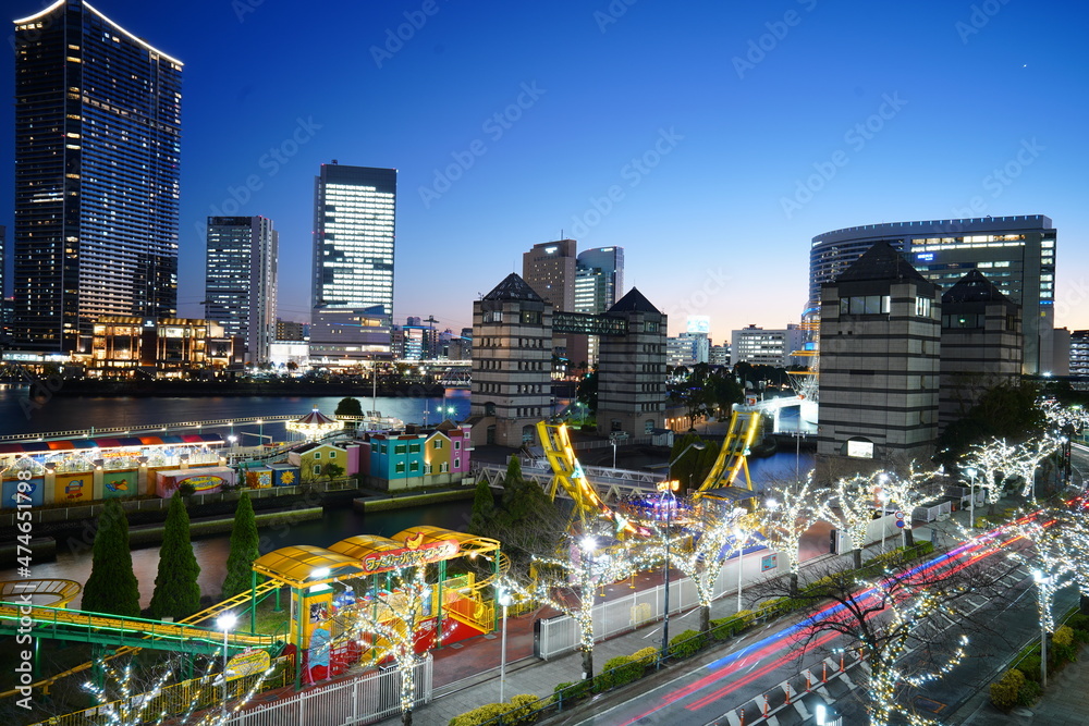 Fototapeta premium 横浜みなとみらいの遊園地イルミネーション夜景