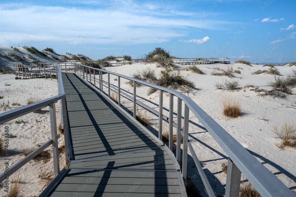Obraz premium A very long boardwalk in White Sands NP, New Mexico