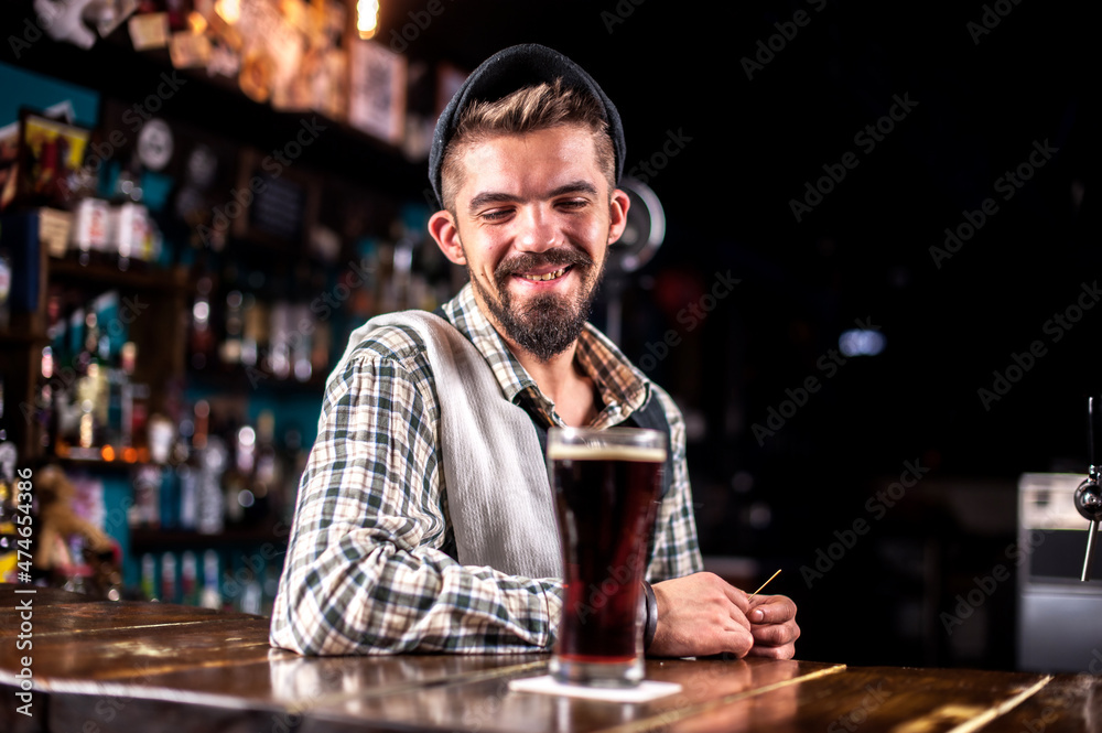 Bearded tapster surprises with its skill bar visitors at bar