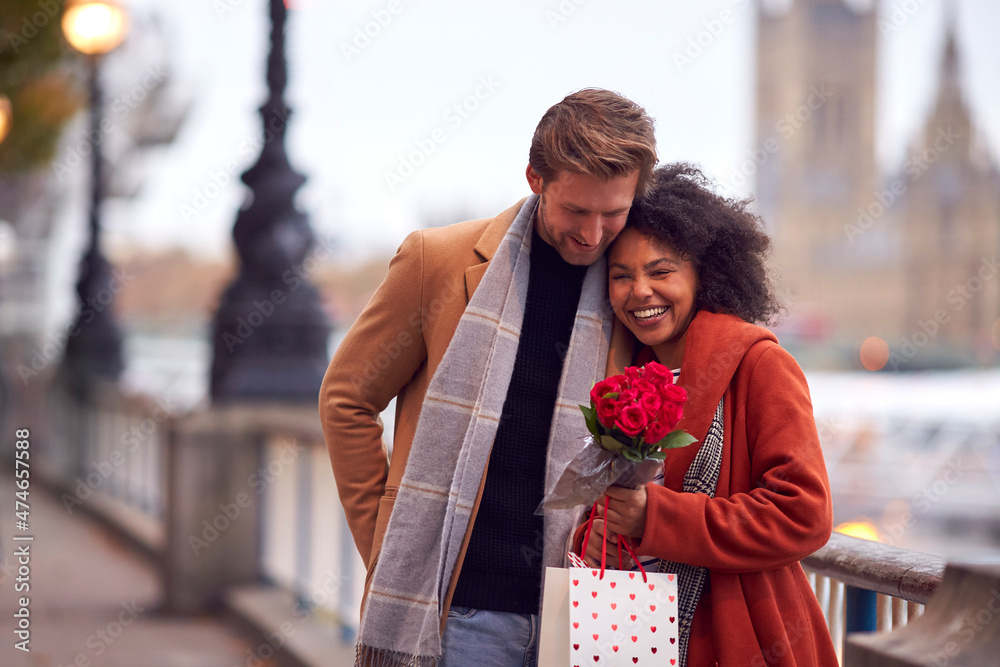 Naklejka premium Couple In Autumn Or Fall Meeting On Date In City With Man Giving Woman Bouquet Of Flowers