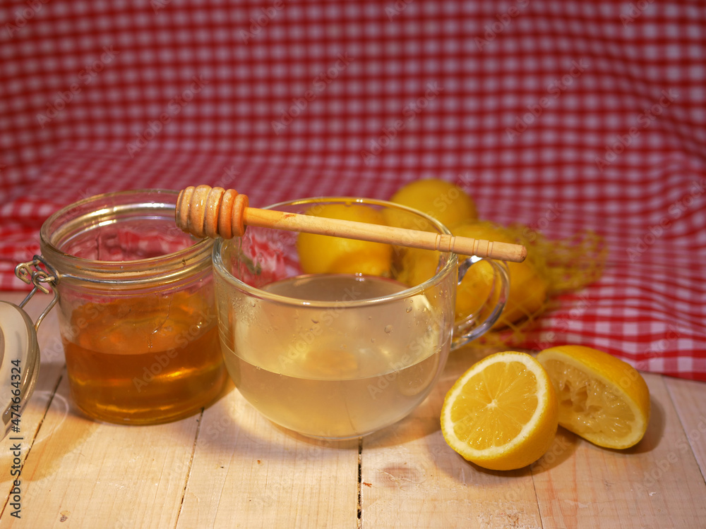 Lemon and honey for natural treatment of cold and flu Lemon and honey for natural treatment of cold and flu