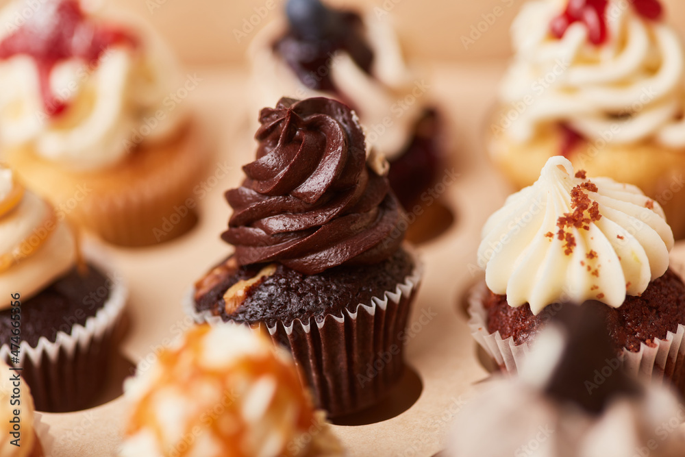 Viele bunte Cupcakes mit Schokolade und anderen Cremes Stock Photo ...