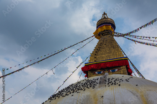 ネパール　首都カトマンズにあるネパール最大のストゥーパであるボダナートとはためくタルチョー
