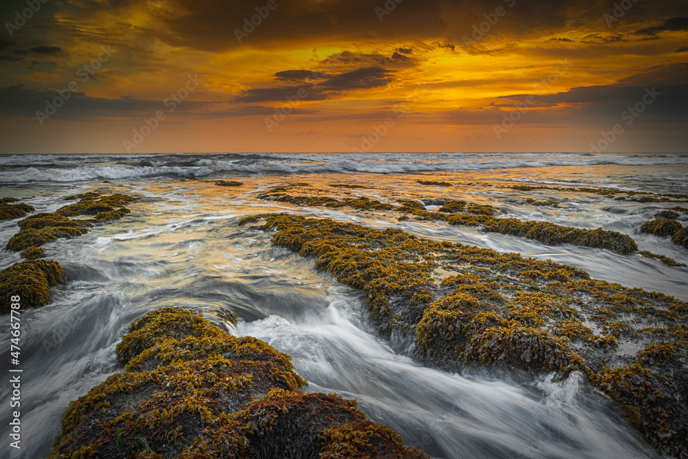 Obraz premium Sunset at Pasut Beach, Bali