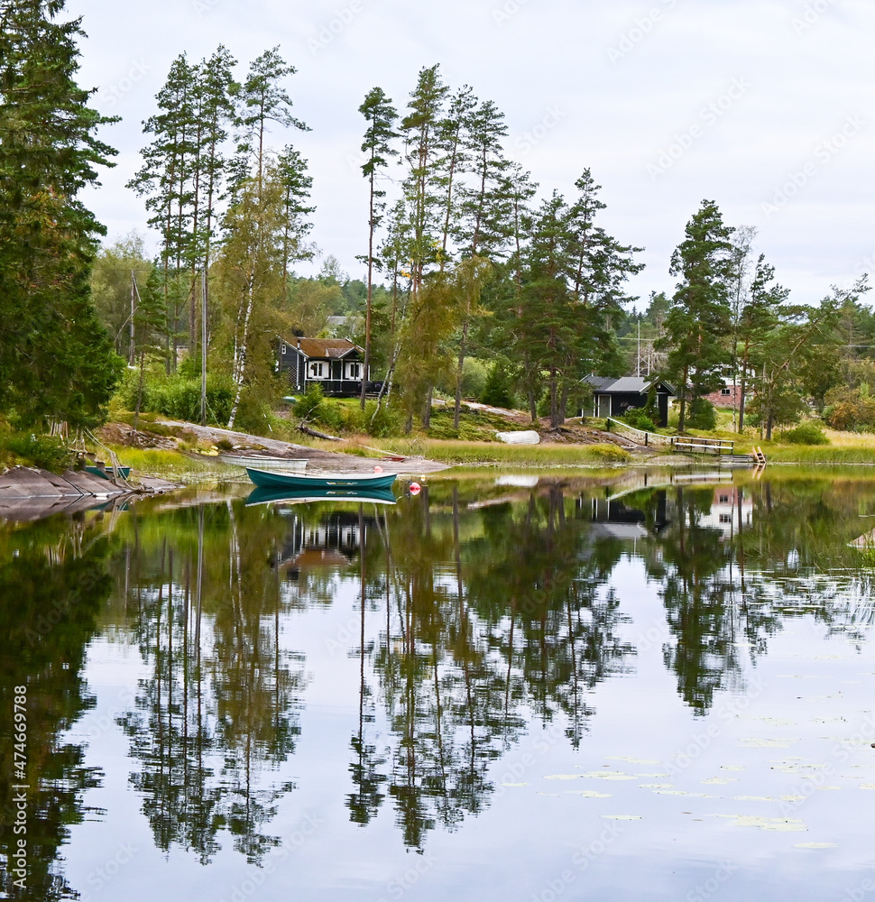 Obraz premium Reflection of trees on norwegian lake