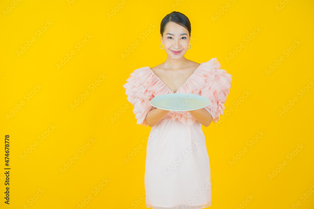 Portrait beautiful young asian woman smile with empty plate dish