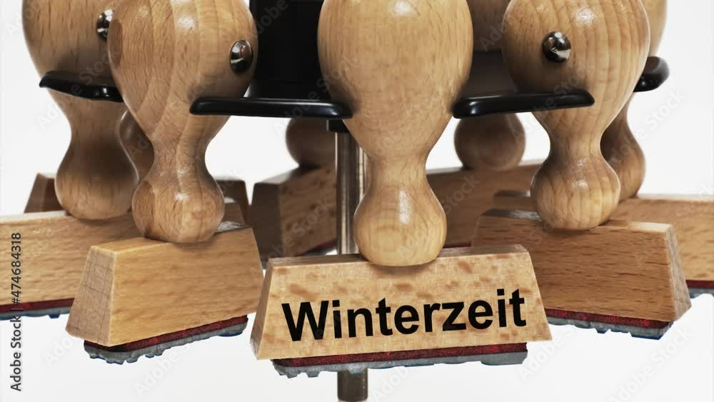 Ein Stempel mit der Beschriftung Winterzeit hängt in einem Stempelständer 