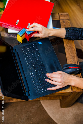 biznes laptop biuro praca online pieczątka podpis segregatory księgowość płatność kartą pieniądze biznesman
