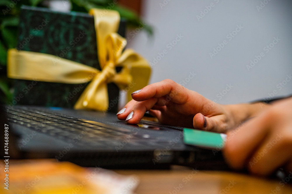 biznes laptop płatność kartą zakupy święta prezent dolary pieniądze karta - obrazy, fototapety, plakaty 