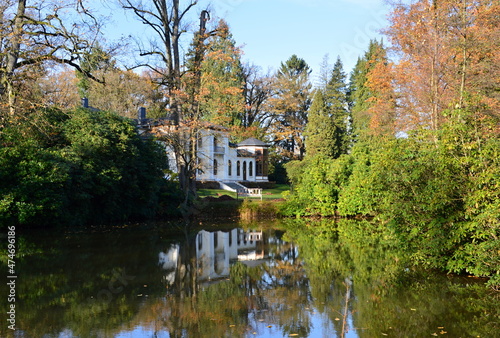 Villa im Herbst im Park Breidings Garten, Soltau, Niedersachsen