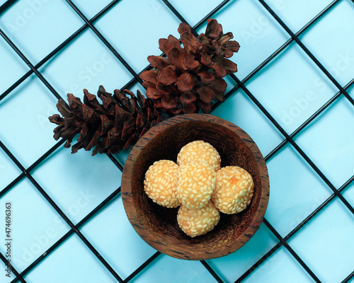 
Chocolate bananas from raw materials covered with rolls of pastry dough sheets. Molen bananas with pastries are usually served with a cup of hot coffee or tea. Focus blur photo