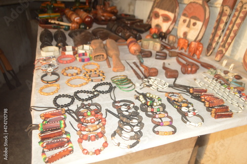 Les Bracelets traditionnel d'Afrique fait à Brazzaville au Congo (Statuette) photo