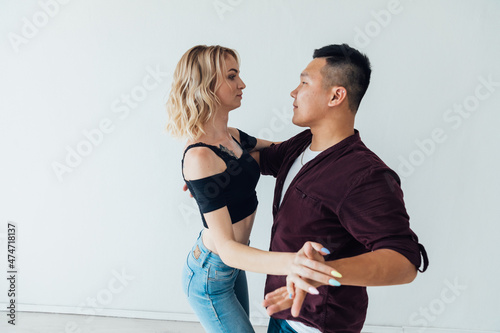 Canvas Print woman and man dancing to bachata music