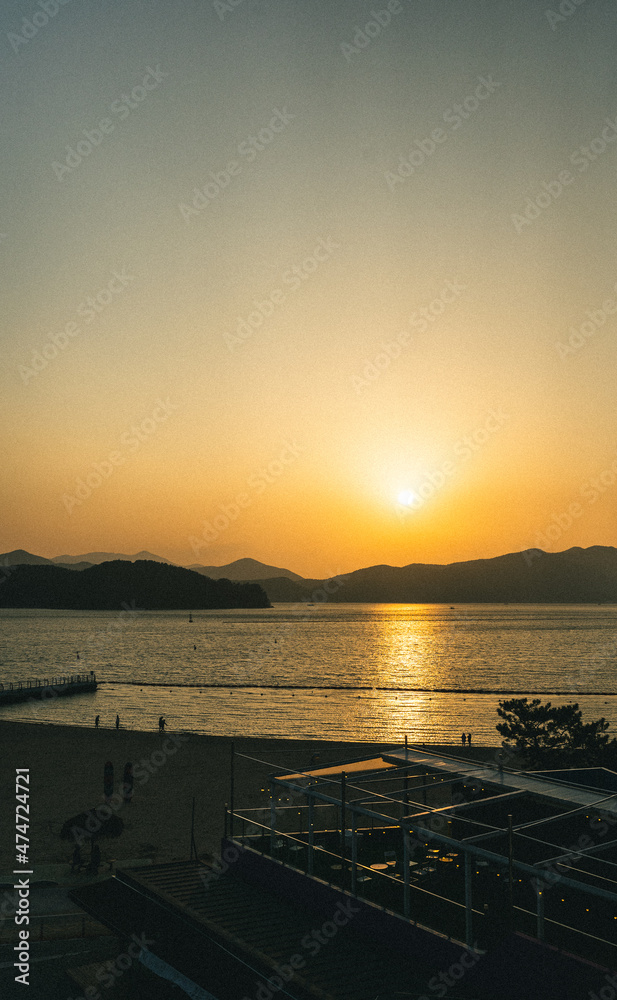 Obraz premium 햇빛이 내려 앉은 바다