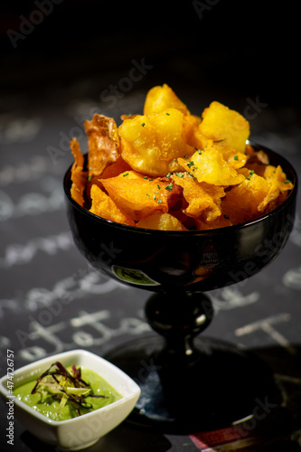 Patatas bravas fritas con salsa