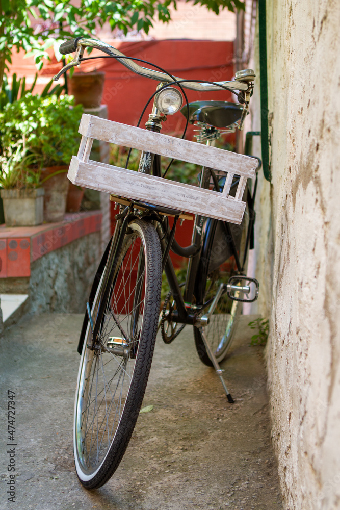 Bicicleta antigua i muy antigua con cesta  (vintage) en la calle