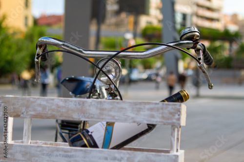 Bicicleta antigua con cesta y muy bonita (vintage) en la calle