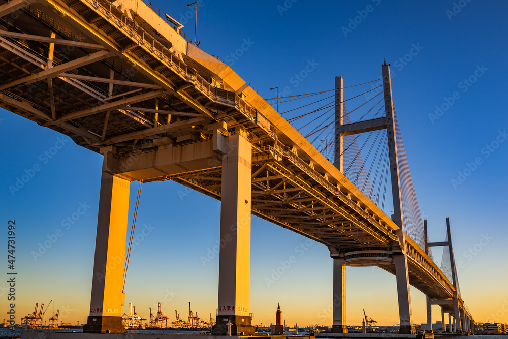 Obraz premium 【横浜港夜景】トワイライトに染まる横浜ベイブリッジと夕焼け