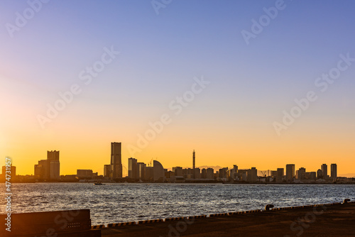 【横浜港夜景】トワイライトに染まる横浜高のライトアップと夕焼け