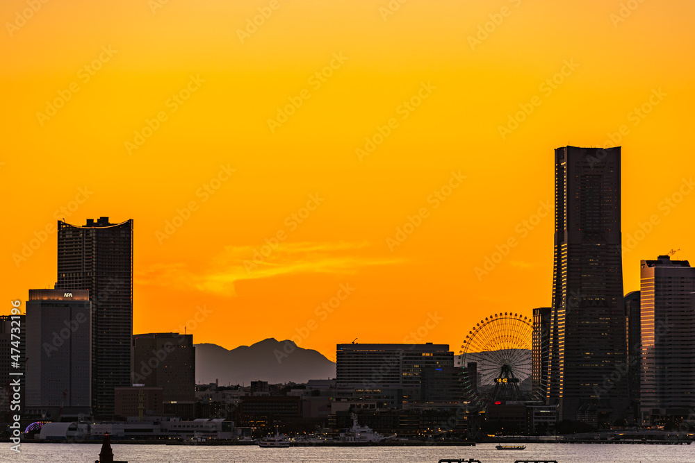【横浜港夜景】トワイライトに染まる横浜港のライトアップと夕焼け 【横浜港夜景】トワイライトに染まる横浜港のライトアップと夕焼け