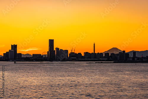 夕日に染まるみなとみらいと横浜港 © Jake55