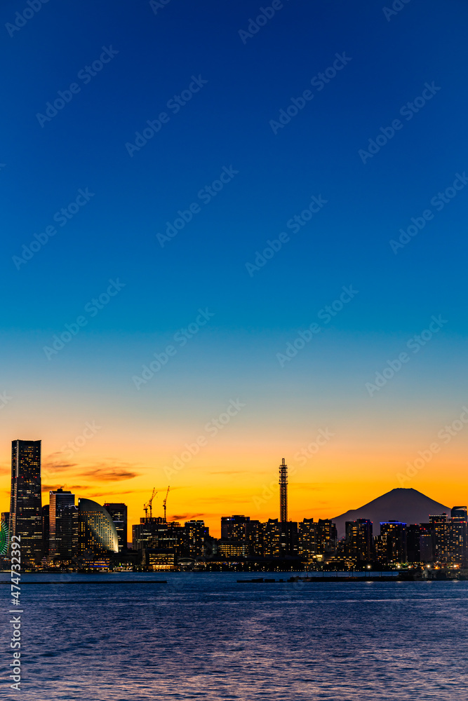 【横浜港夜景】トワイライトに染まる横浜港のライトアップと夕焼け