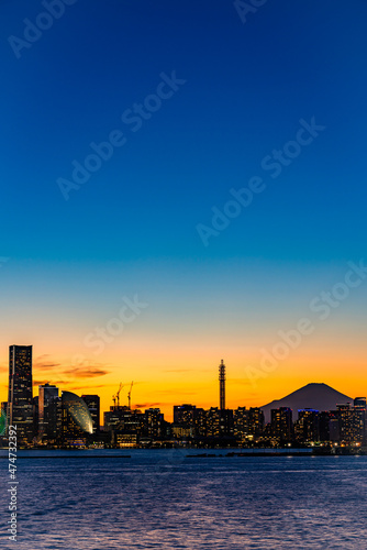 【横浜港夜景】トワイライトに染まる横浜港のライトアップと夕焼け © Jake55