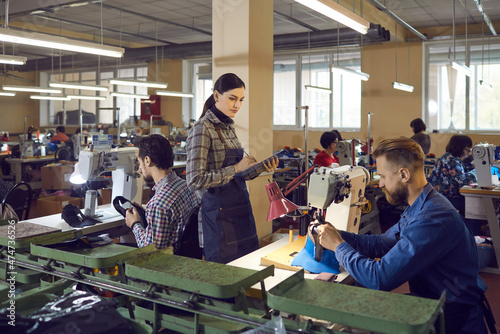 Foto Portrait of female quality controller master check male shoemaker work