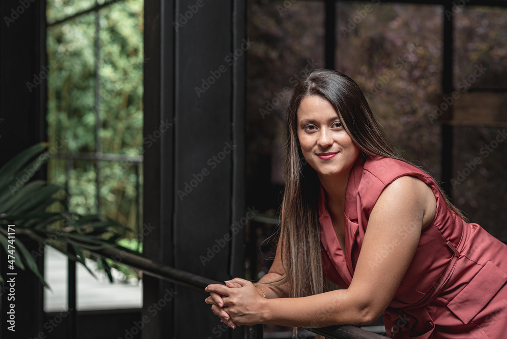 Fototapeta premium Retrato horizontal de una hermosa mujer latina viendo a cámara