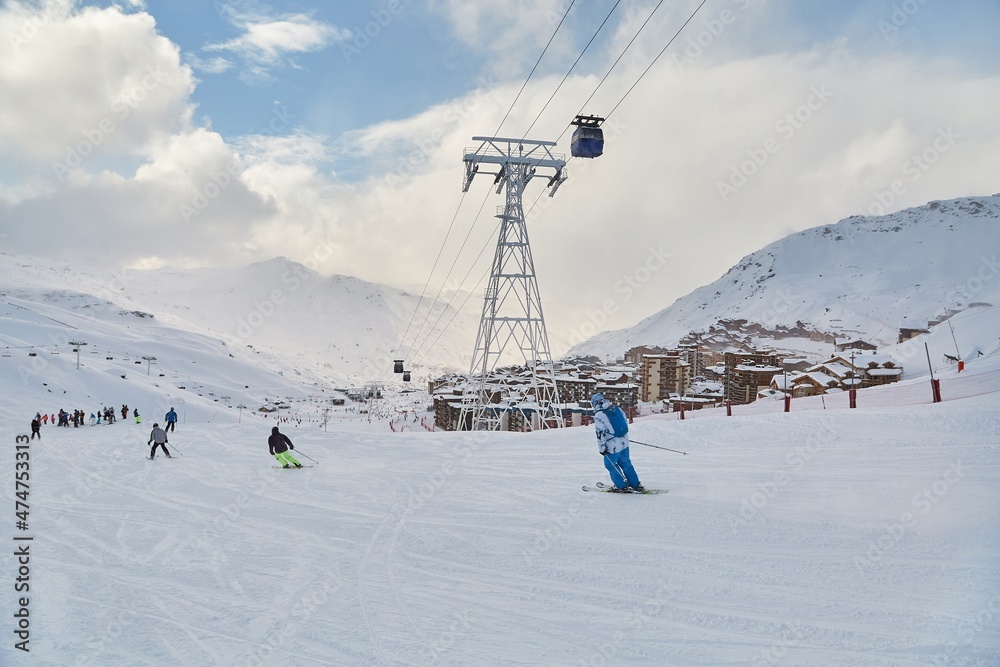 Obraz premium Skiing slopes, with many people