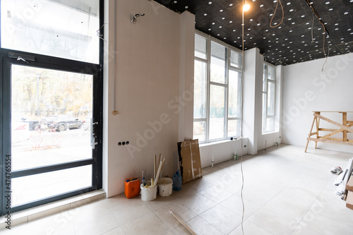 Tableau sur toile renovated room with shopping window - empty store shop with wooden floor and whi