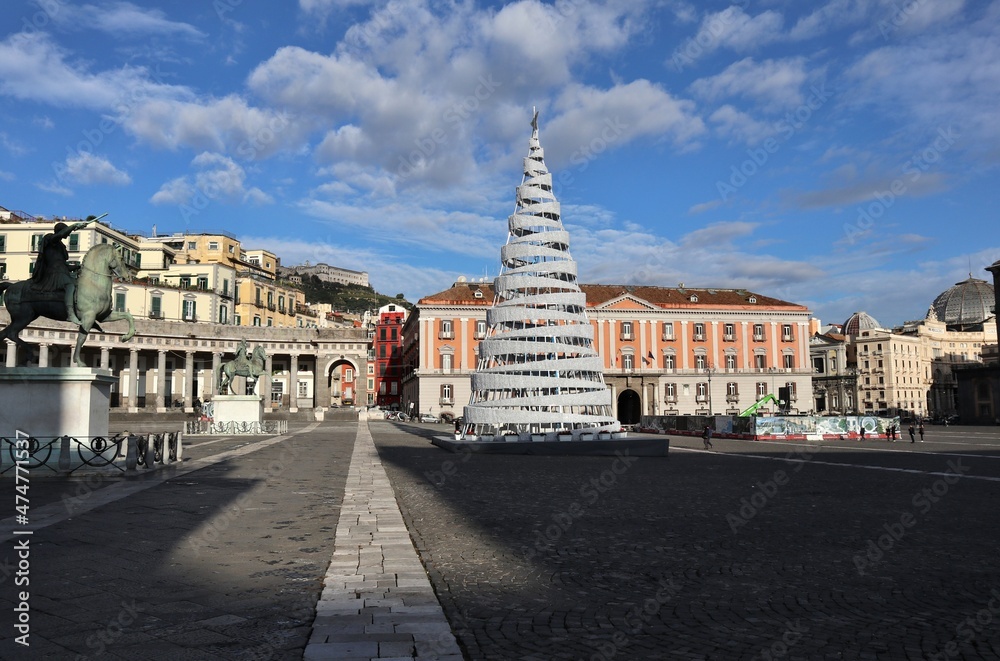 Napoli - Piazza Plebiscito con albero di natale dal colonnato