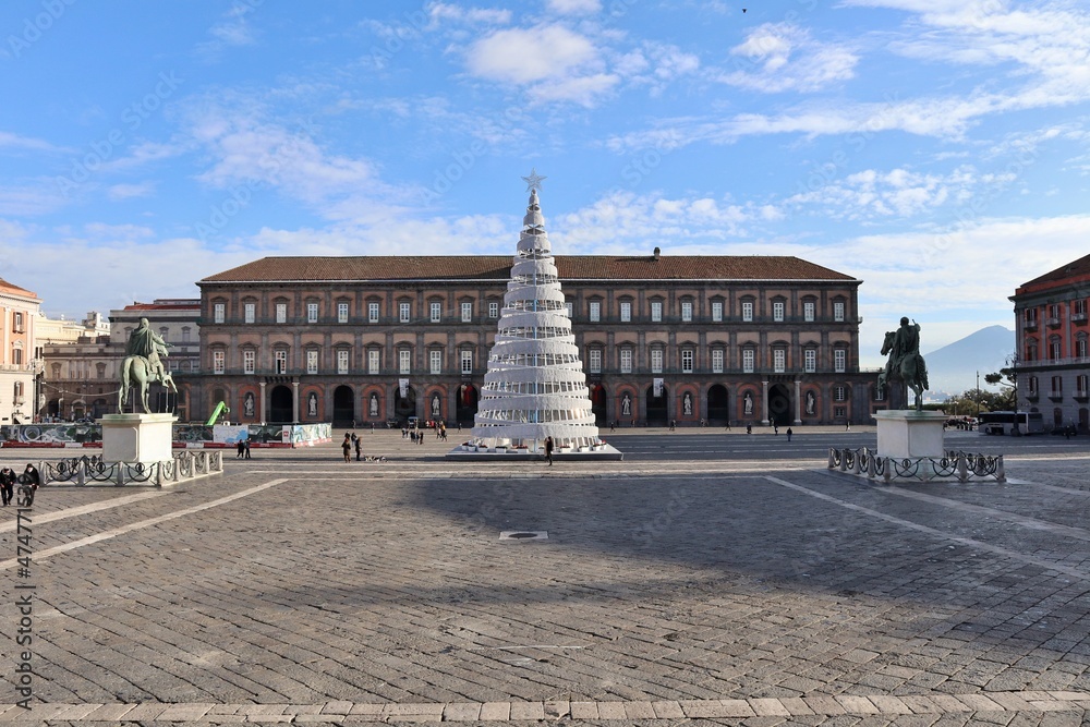 Napoli - Piazza Plebiscito con albero di natale dalla basilica
