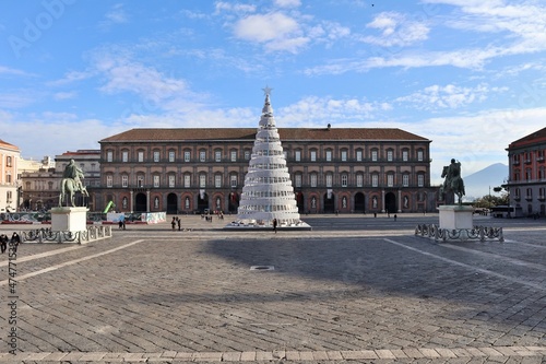 Obraz na płótnie Napoli - Piazza Plebiscito con albero di natale dalla basilica w salonie