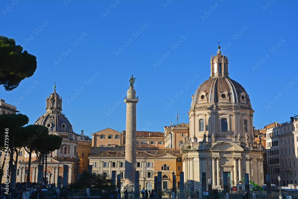 Trajanssäule im Trajansforum mit den Kirchen Santa Maria Loreto und Santissimo Nome di Maria al Foro Traiano, Rom, Italien