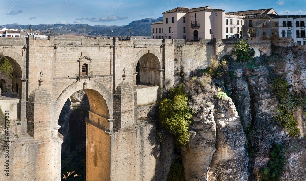 Panorámica pintoresca de la ciudad de Ronda que se asienta sobre una meseta cortada por un profundo tajo excavado por el río Guadalevín, al que asoman los edificios de su centro histórico