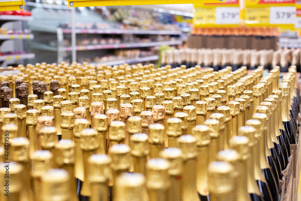 Obraz premium champagne in bottles in rows in the store. Festive alcoholic drink