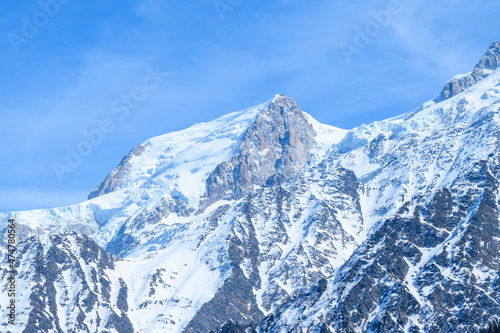 Le Mont Blanc du Tacul en France, en Auvergne-Rhône-Alpes, en Haute Savoie, vers Chamonix, en hiver lors d'une belle journée. © Florent