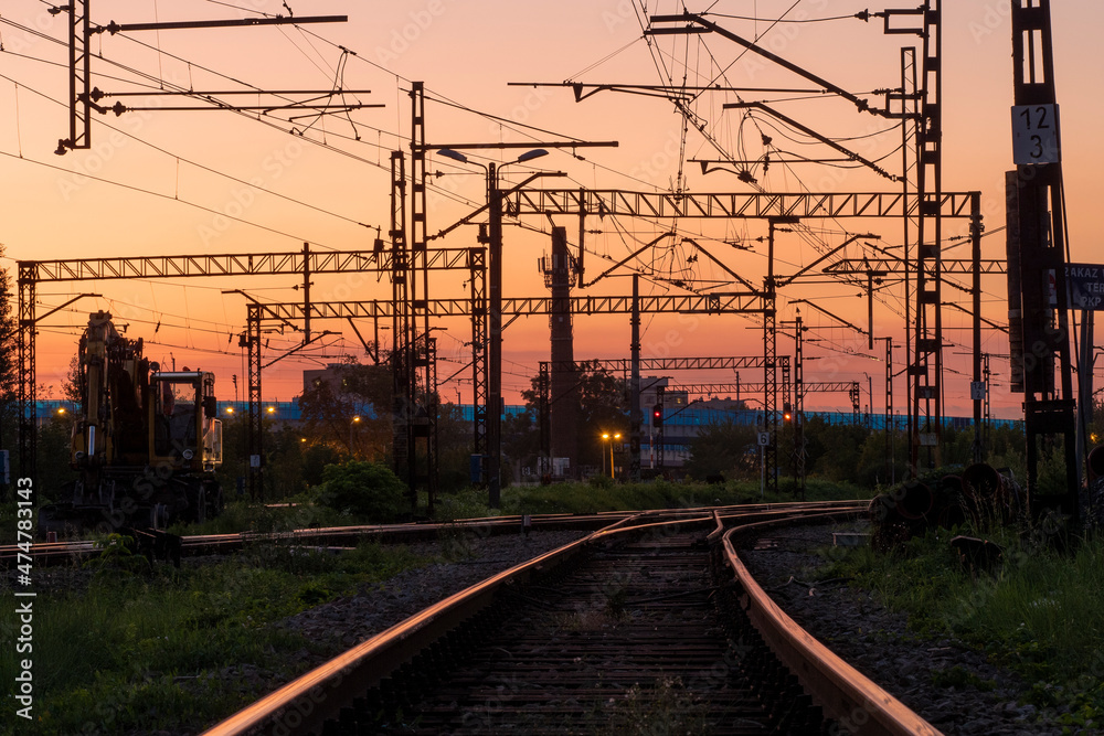Ujęcie torowiska, rozjazdów kolejowych w czasie zachodu słońca, Kraków