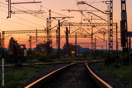 Ujęcie torowiska, rozjazdów kolejowych w czasie zachodu słońca, Kraków