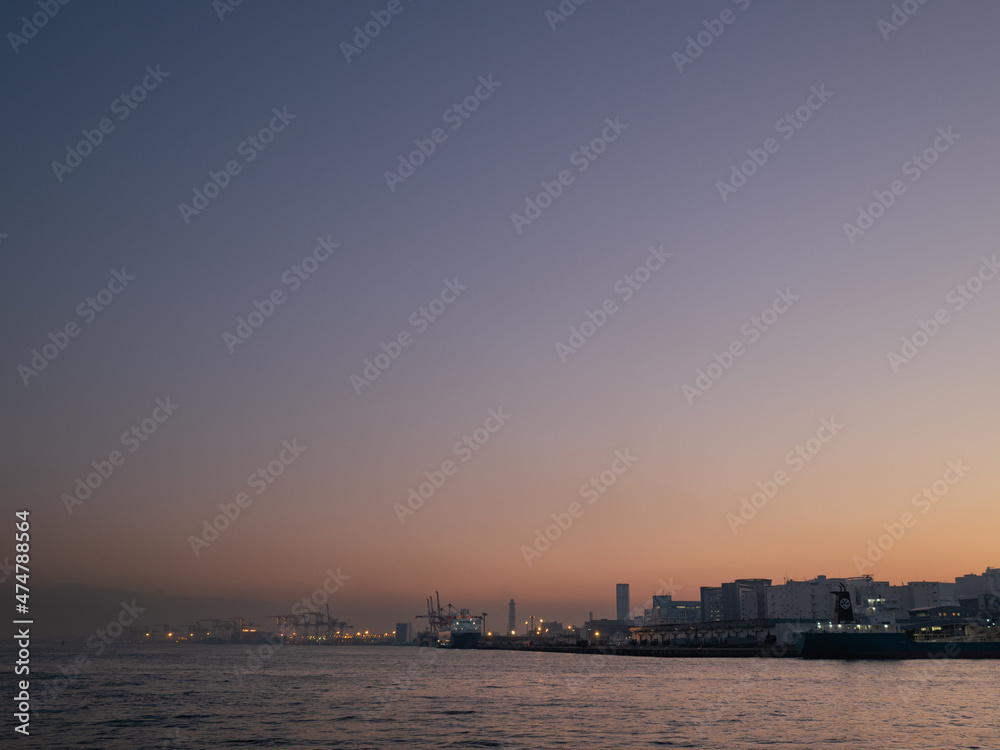夕焼けの東京湾岸のコンテナ埠頭