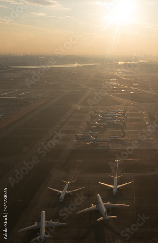 夕暮れの滑走路に並んだ航空機